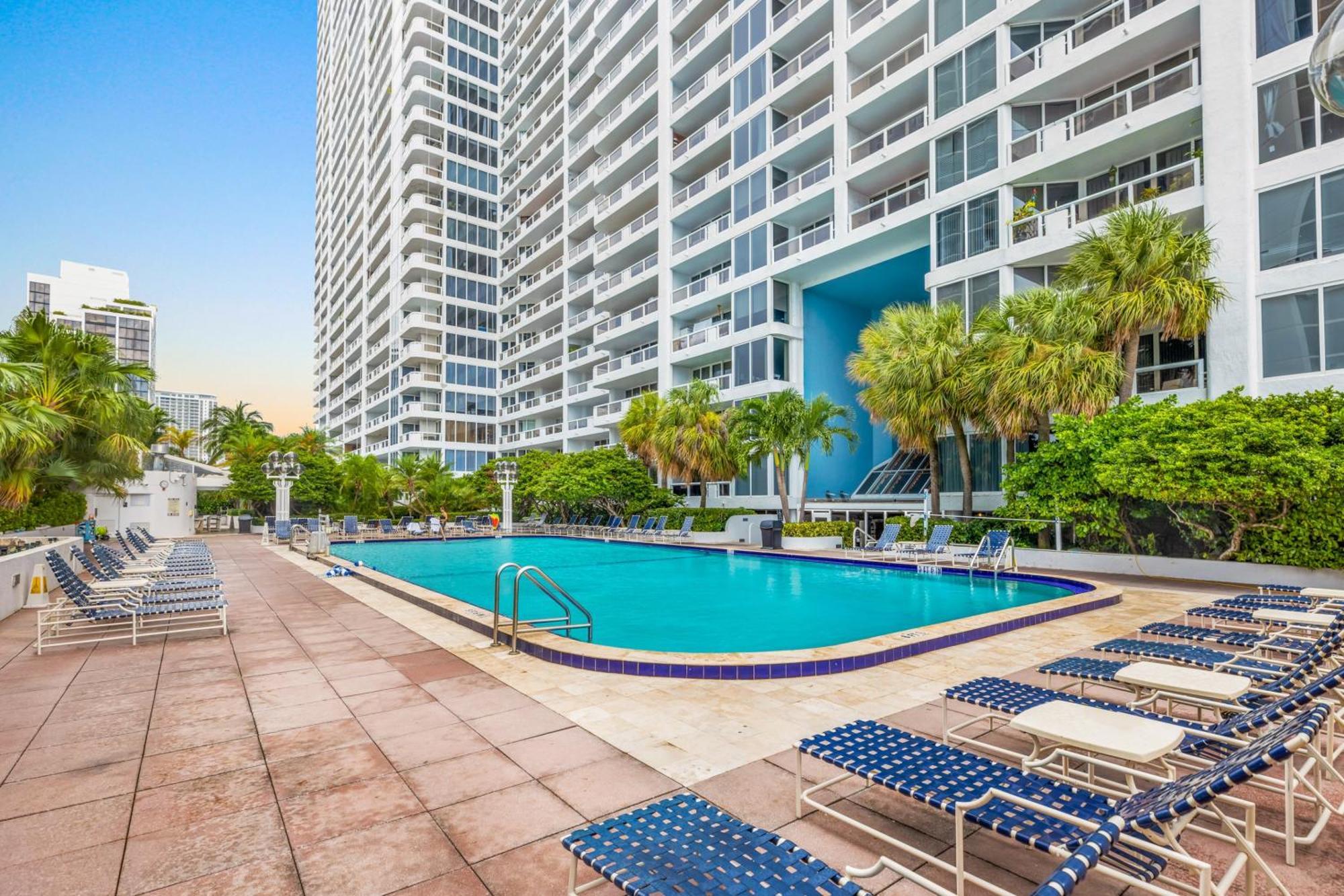 High Rise Comfort With Balcony 도랄 외부 사진